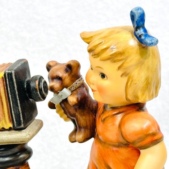 Goebel Hummel #2132 "Camera Ready" 25th Anniversary Edition TMK8 - Picture 9 of 16